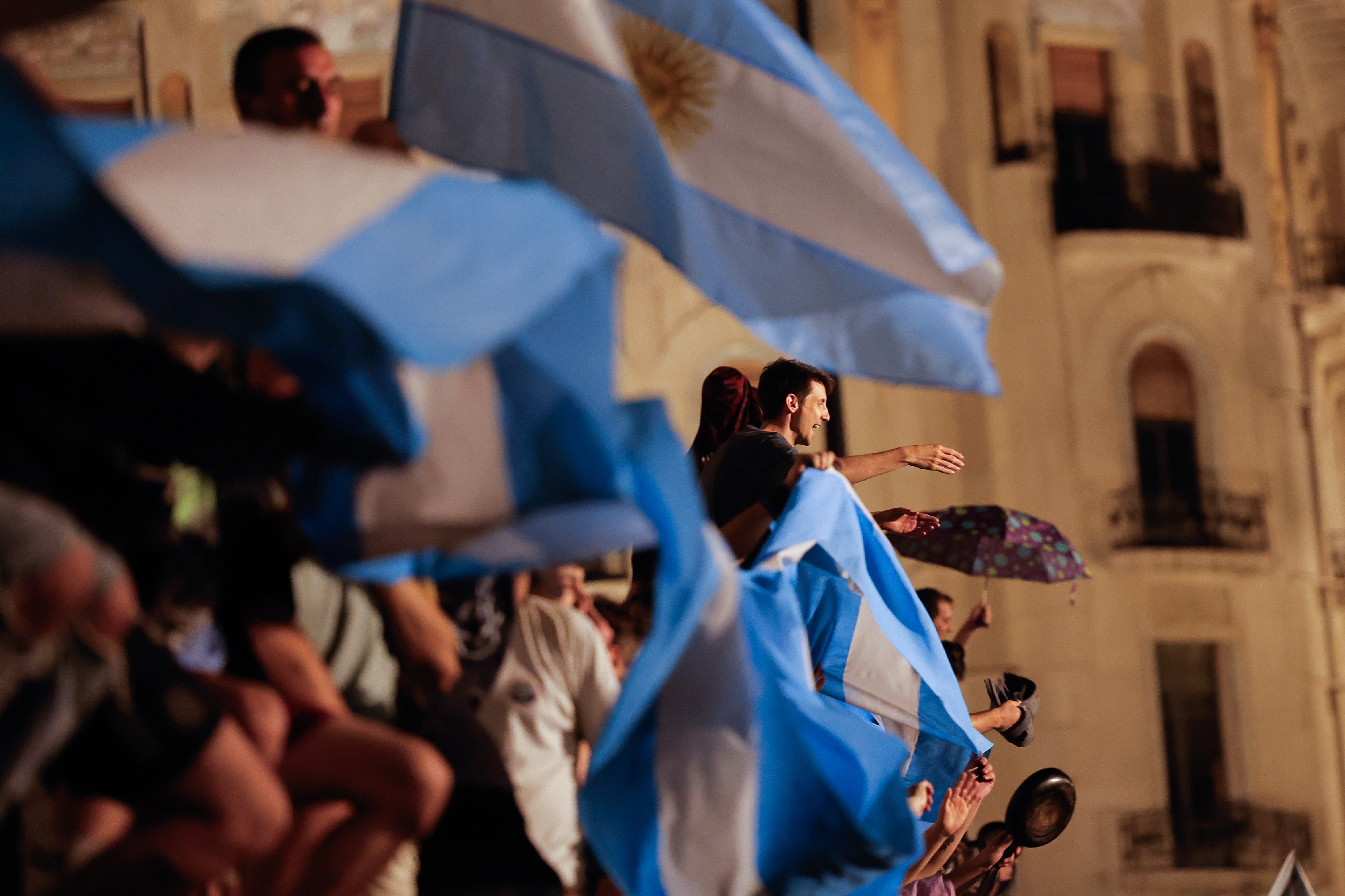 La nueva moneda de cambio en Argentina: se podrá pagar con kilos de ternera o litros de leche