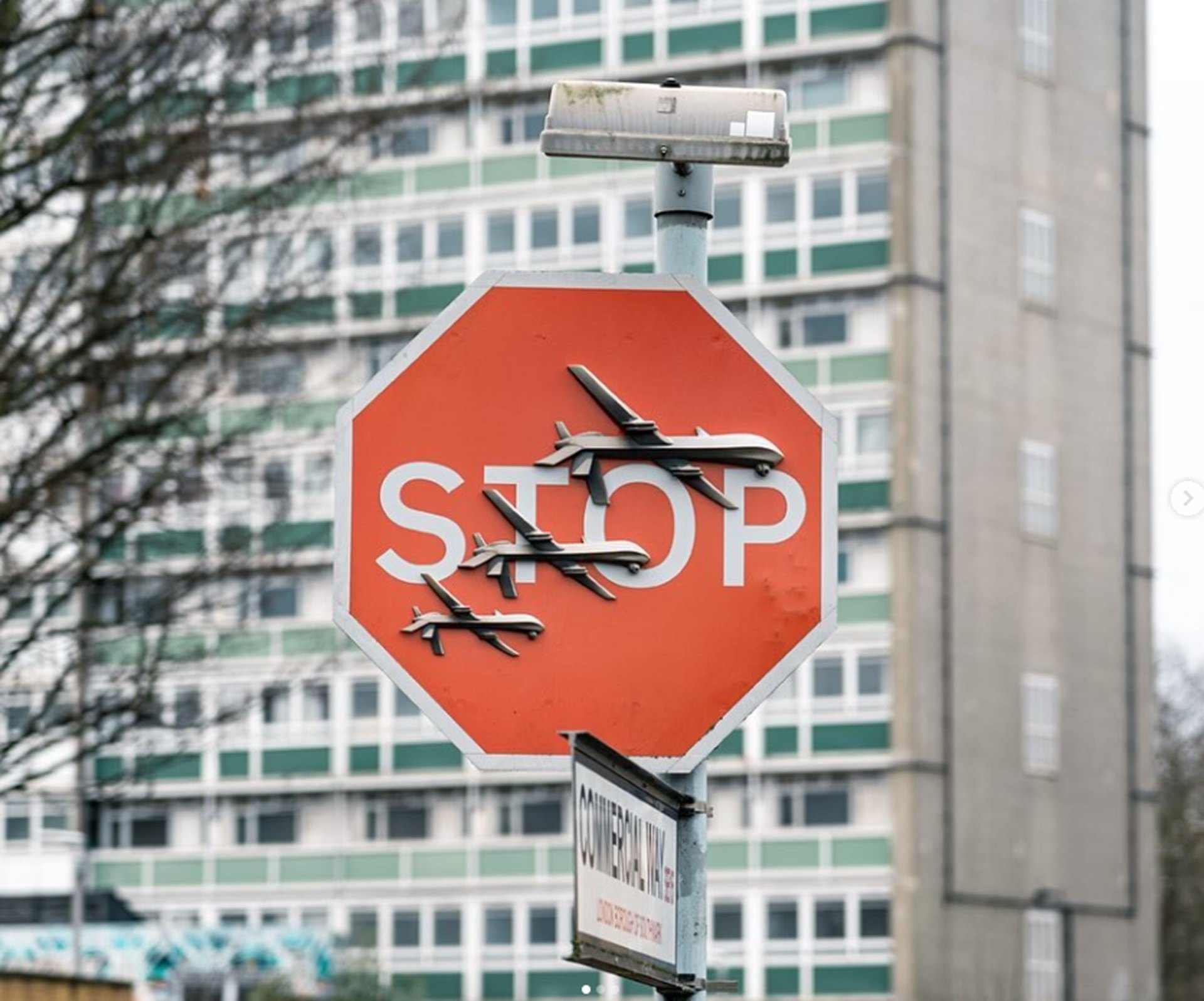 Roban la última obra de Banksy en Londres: una señal de Stop adornado con tres drones