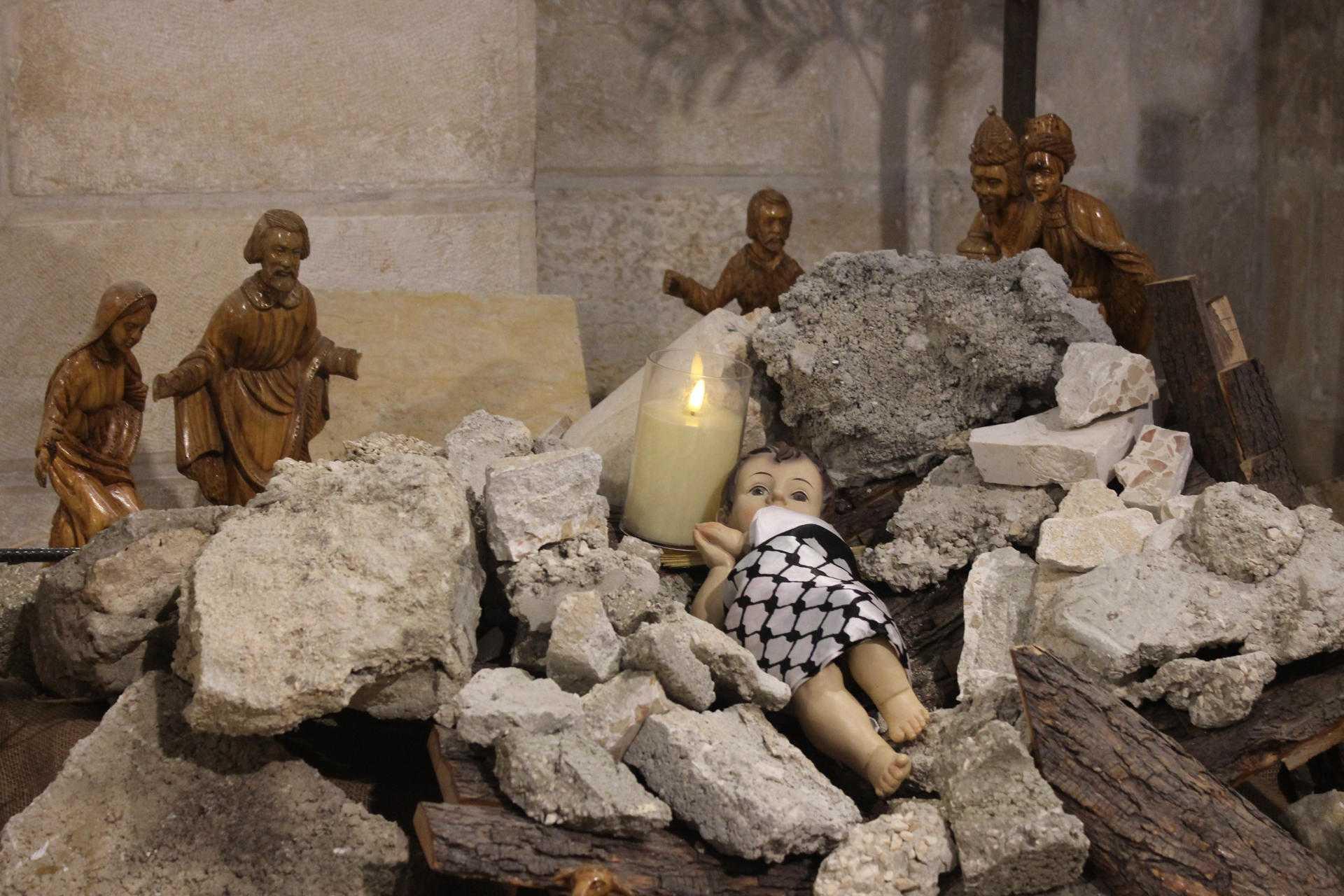 El niño Jesús entre ruinas en el pesebre de una iglesia de Belén denuncia las muertes de niños en Gaza