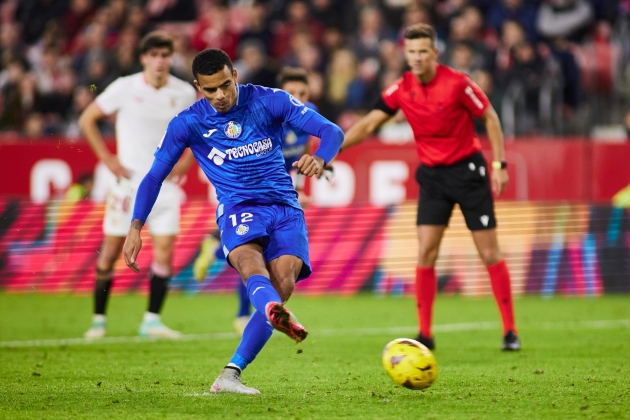 Mason Greenwood chutando un penalti con el Getafe / Foto: Europa Press