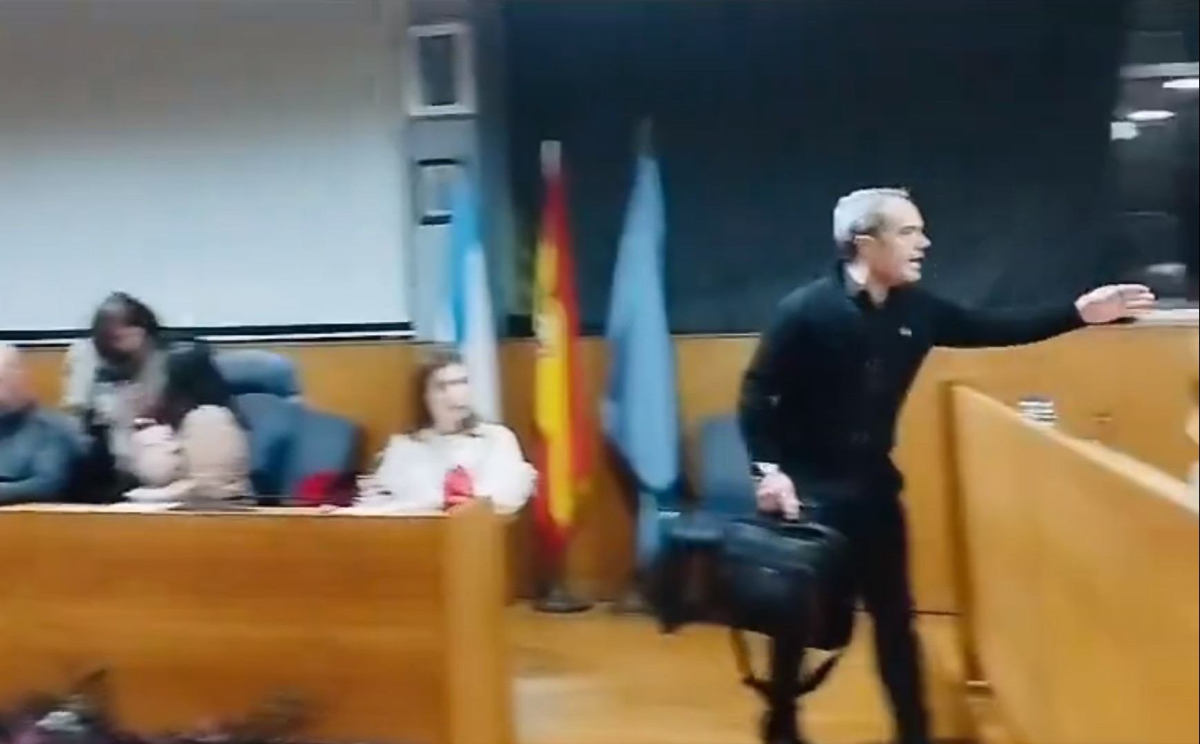 Alegría exige la dimisión de un concejal del PP en Cangas por levantar la mano a la portavoz socialista