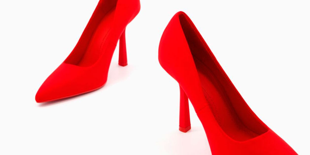 Este zapato rojo de tacón medio se está agotando en todas las tiendas Bershka