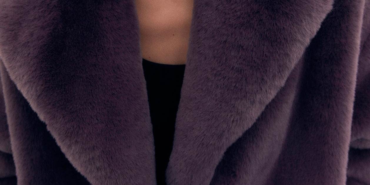 Las nuevas ricas tienen en su vestidor el chaquetón de pelo morado de Sfera