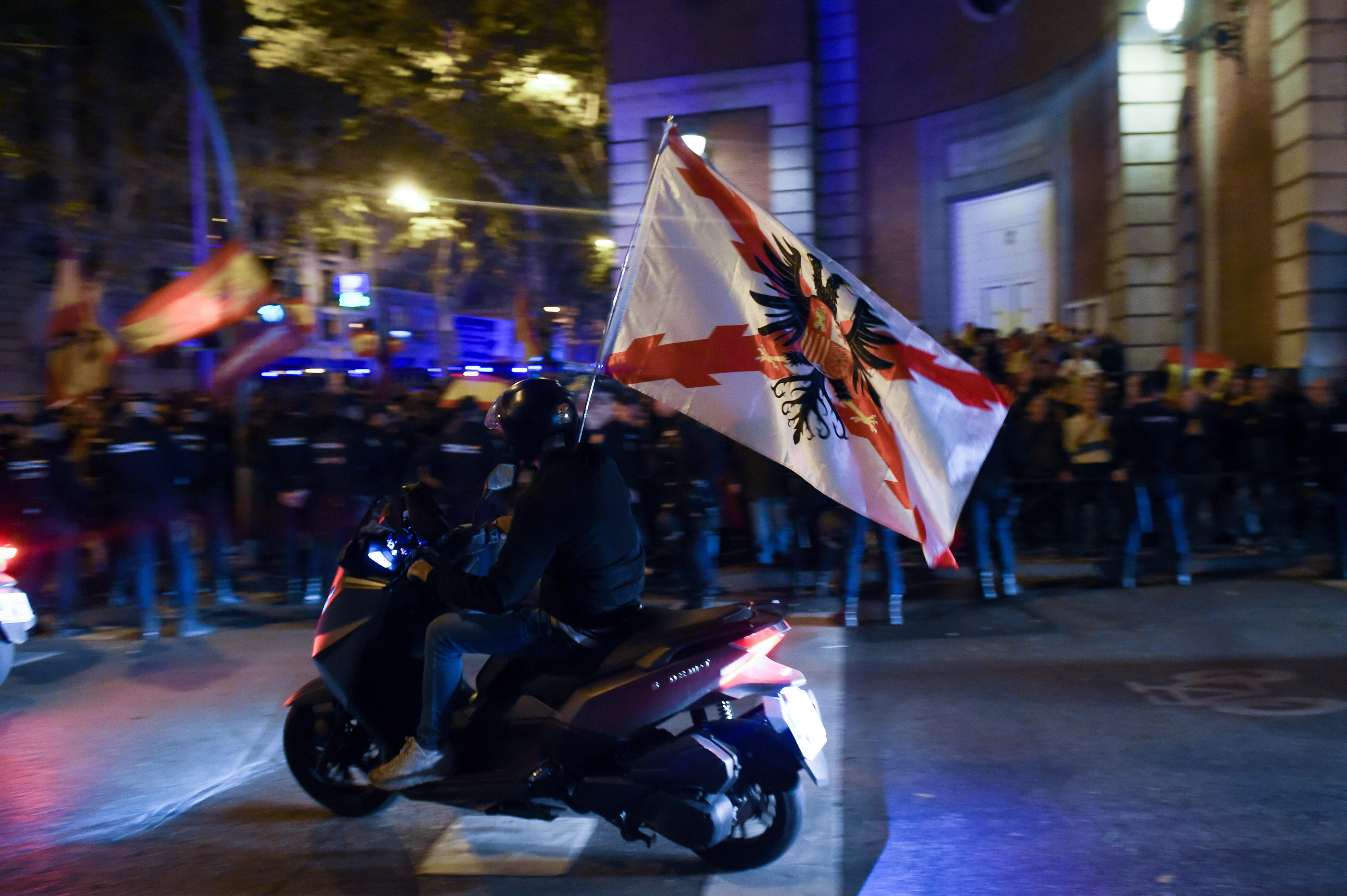 Navidad en Ferraz: unas 150 personas se vuelven a concentrar ante la sede del PSOE