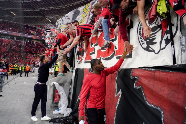 Frimpong y Xabi Alonso saludan en la afición del Bayer Leverkusen / Foto: Europa Press