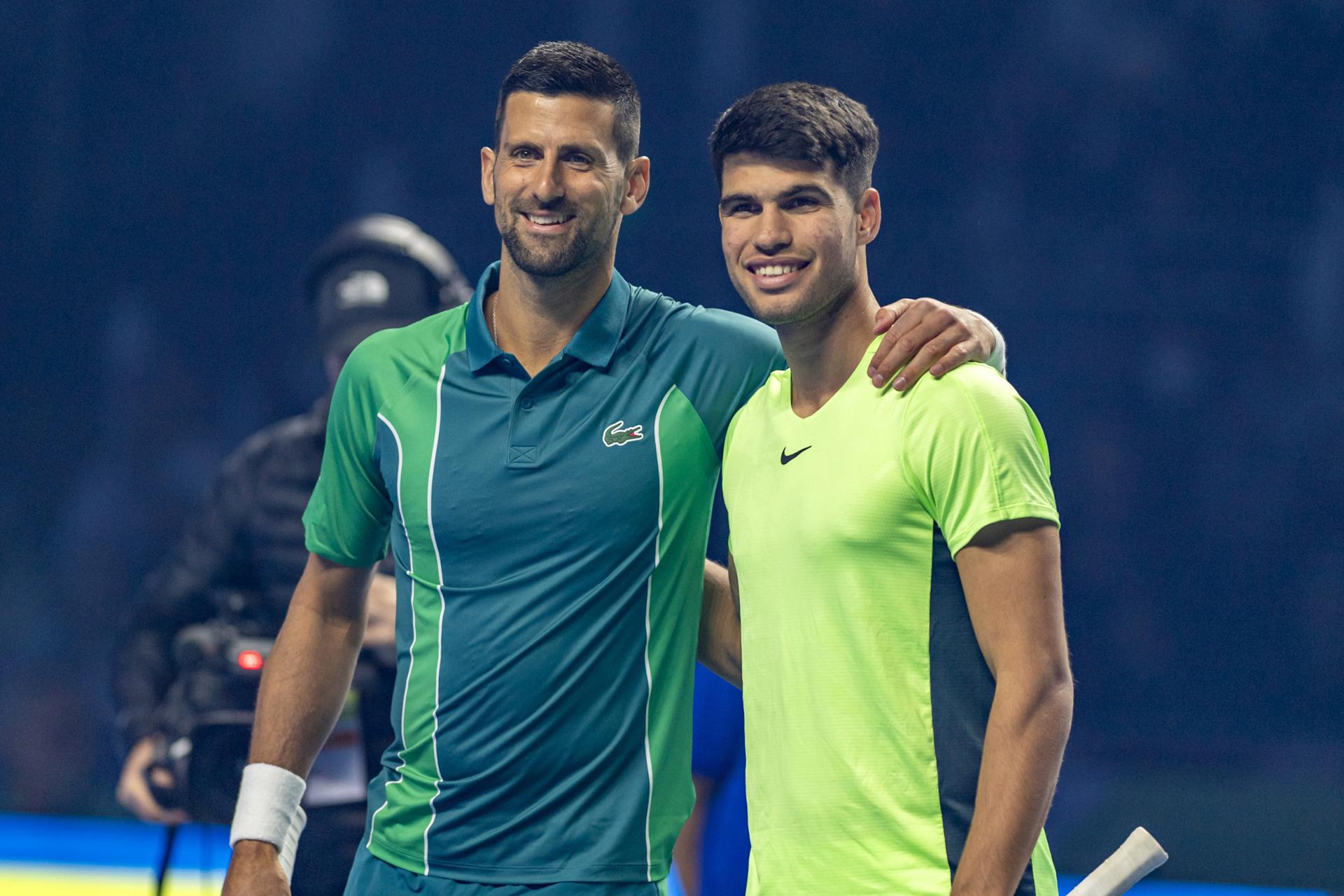 Carlos Alcaraz tanca l'any amb una victòria d'exhibició davant de Novak Djokovic (6-4, 4-6, 4-6)