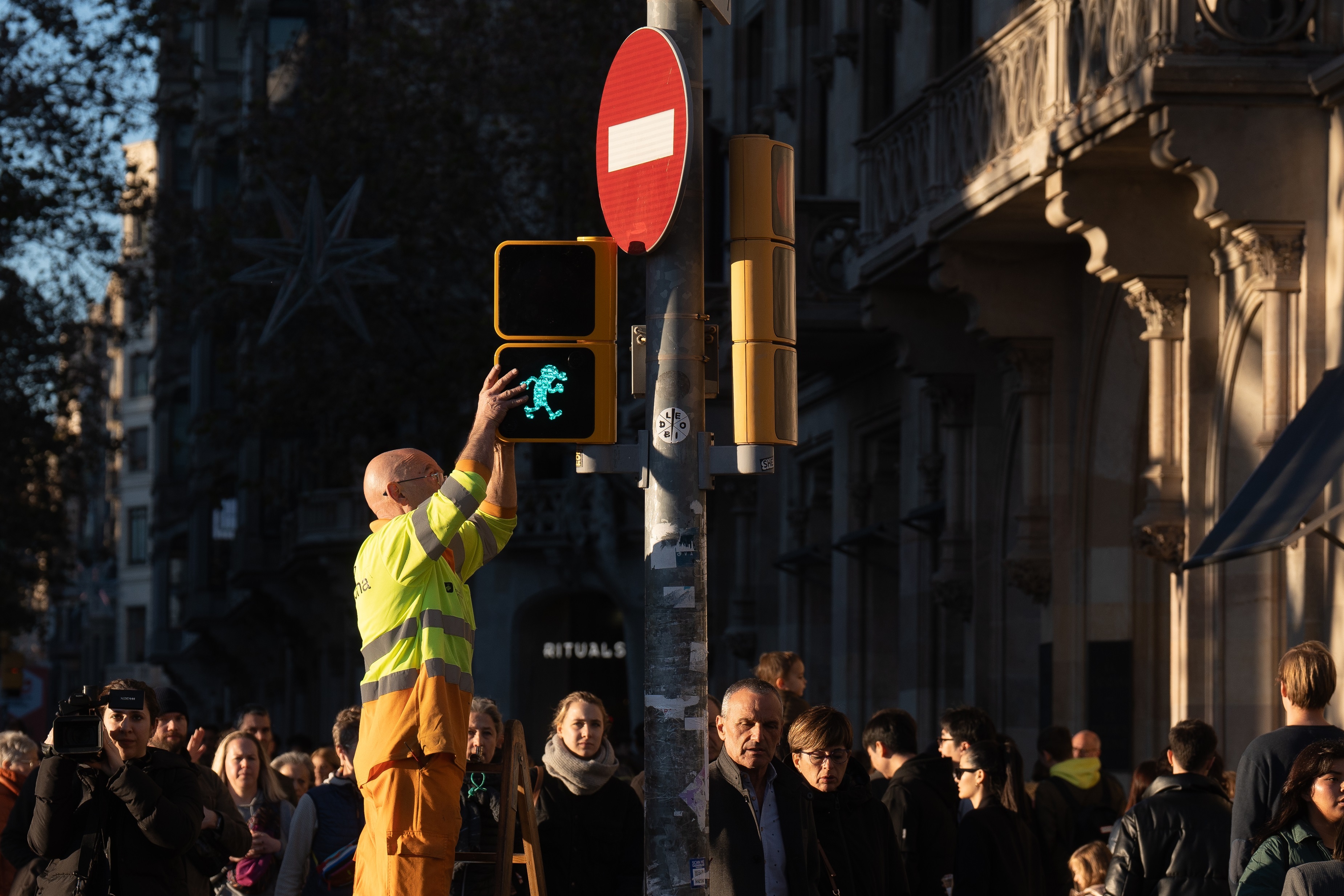 Barcelona estrena dos semáforos de Mortadelo y Filemón, junto a la plaza Catalunya