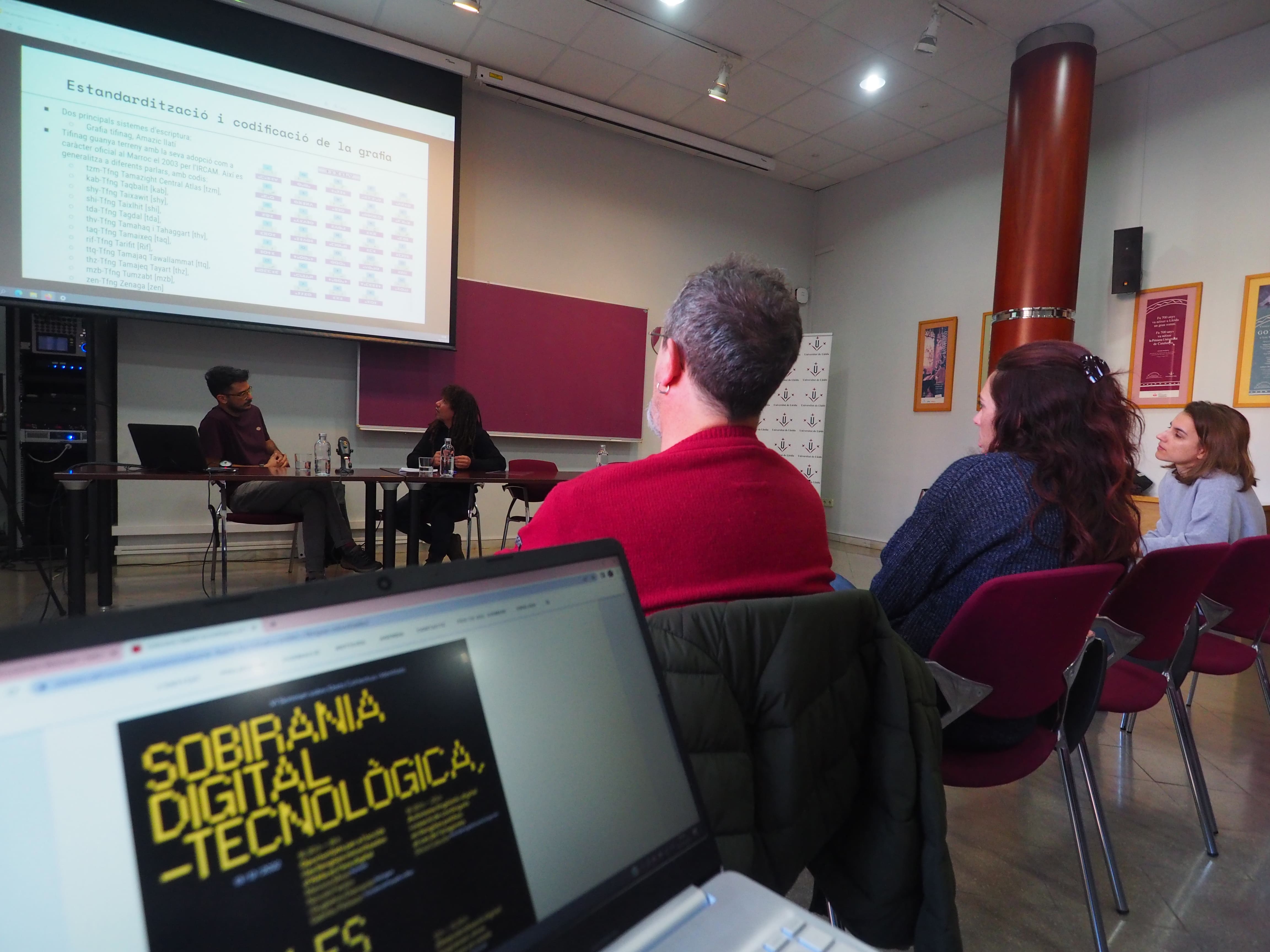 La Generalitat quiere que los productos tecnológicos hablen también en catalán