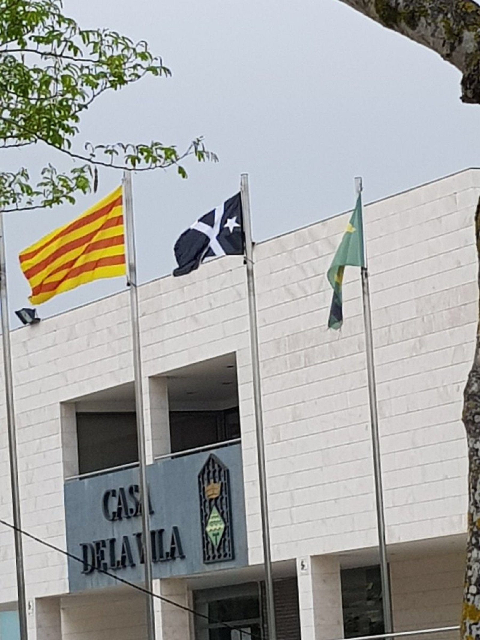Hissen la bandera negra de no rendició i treuen l'espanyola a un ajuntament del Tarragonès