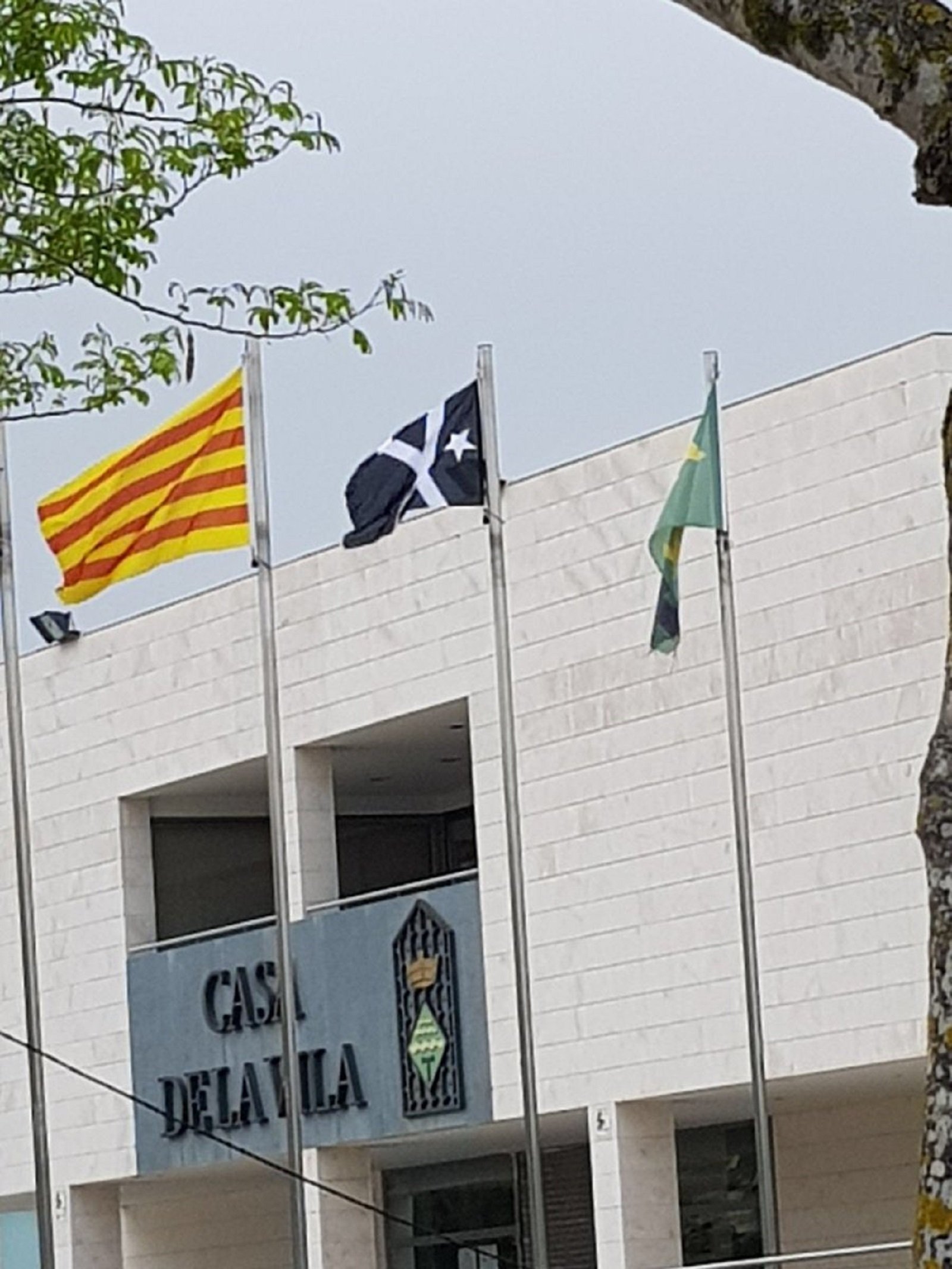 Izan la bandera negra de no rendición y quitan la española en un ayuntamiento del Tarragonès