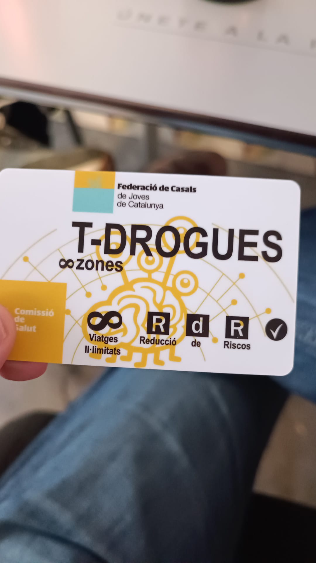 Polémica campaña juvenil que instruye sobre el uso de las drogas: "T-Drogas, viajes ilimitados"