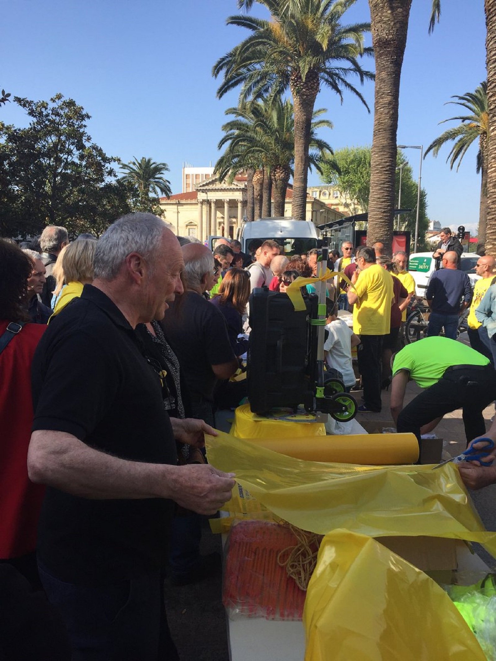 Un espanyolista retira llaços a Perpinyà (i li recorden què és democràcia)