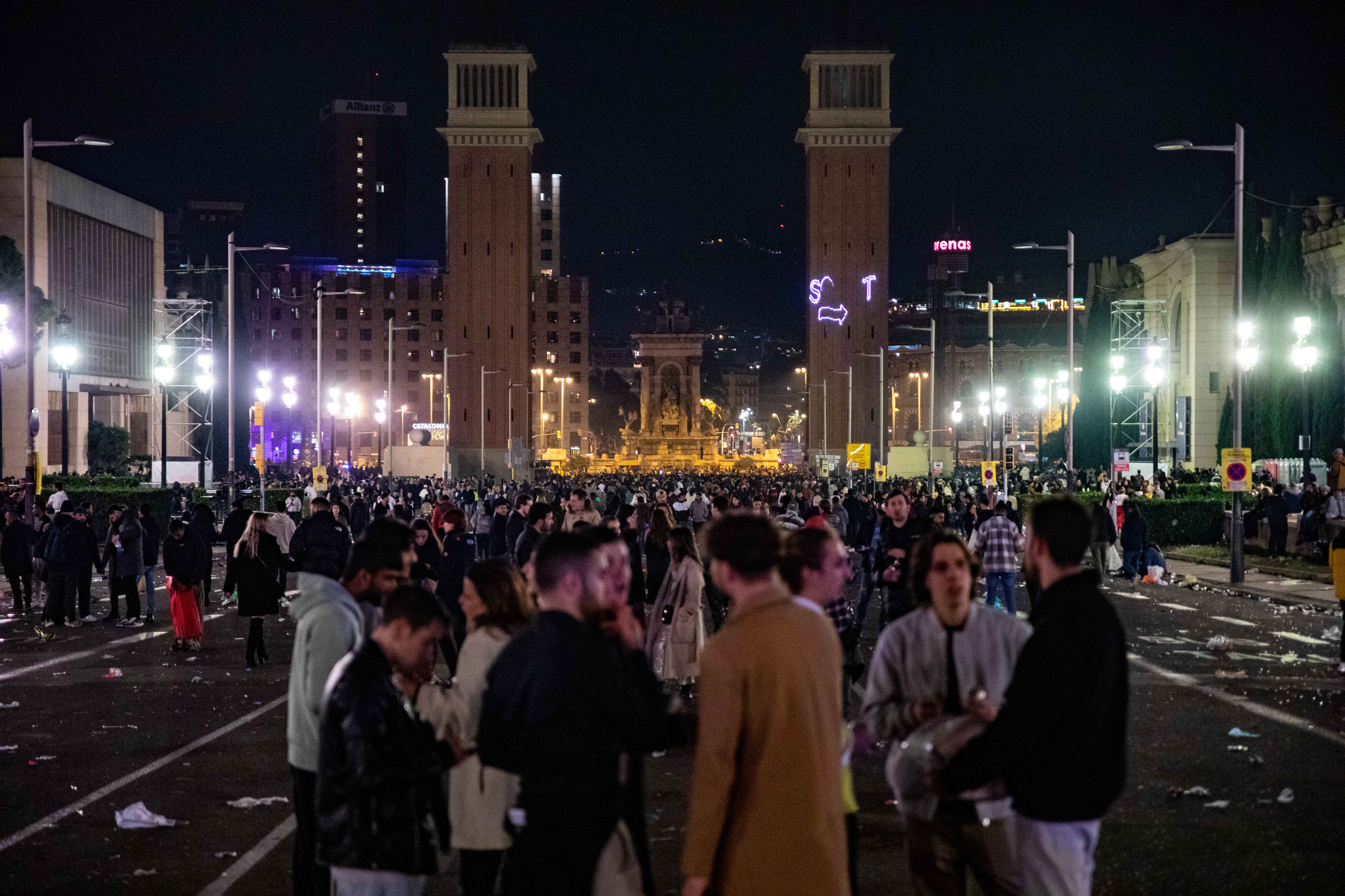 Barcelona encara el Cap d'Any 2023: metro a la nit i controls de drogues, alcohol i armes blanques