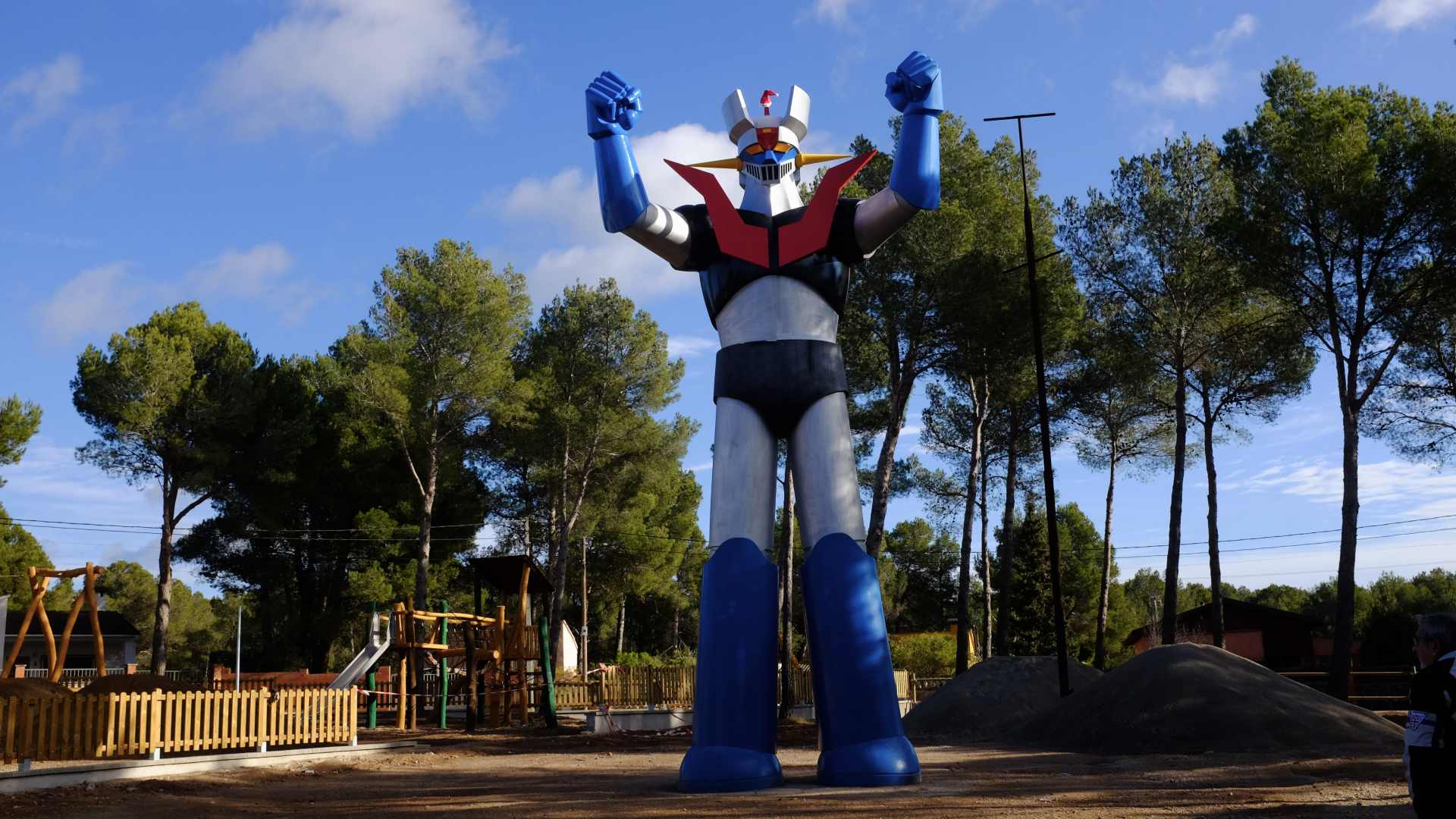 ¿Sabías que hay una estatua de robot gigante en este pueblo catalán? Te explicamos por qué