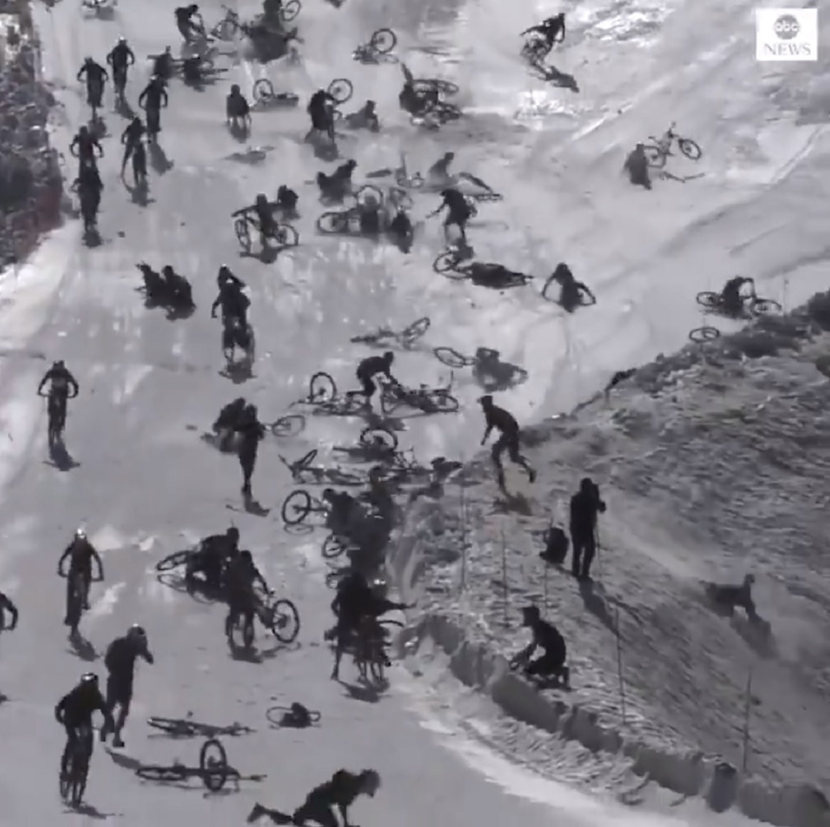 Carrera de bicicletas en una glaciar / ABC News Twitter