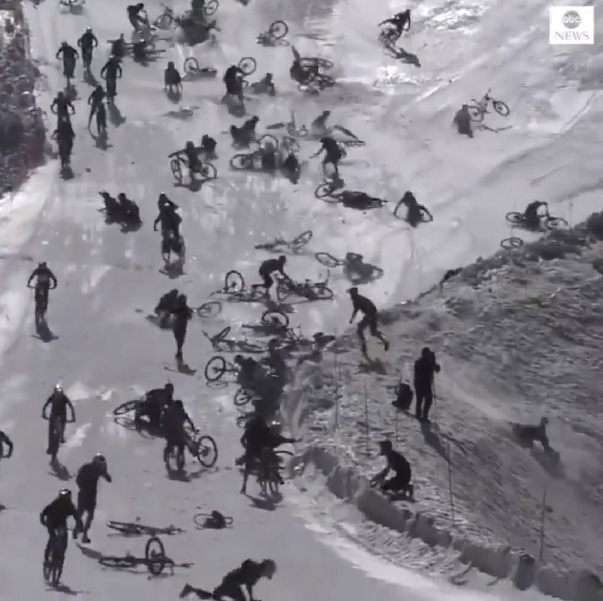 Carrera de bicicletas en una glaciar / ABC News Twitter Carrera de bicicletas en una glaciar / ABC News Twitter