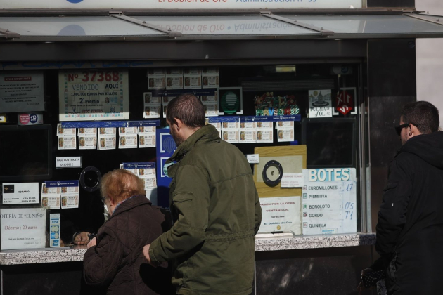 Imatge de dues persones en una parada de loteria
