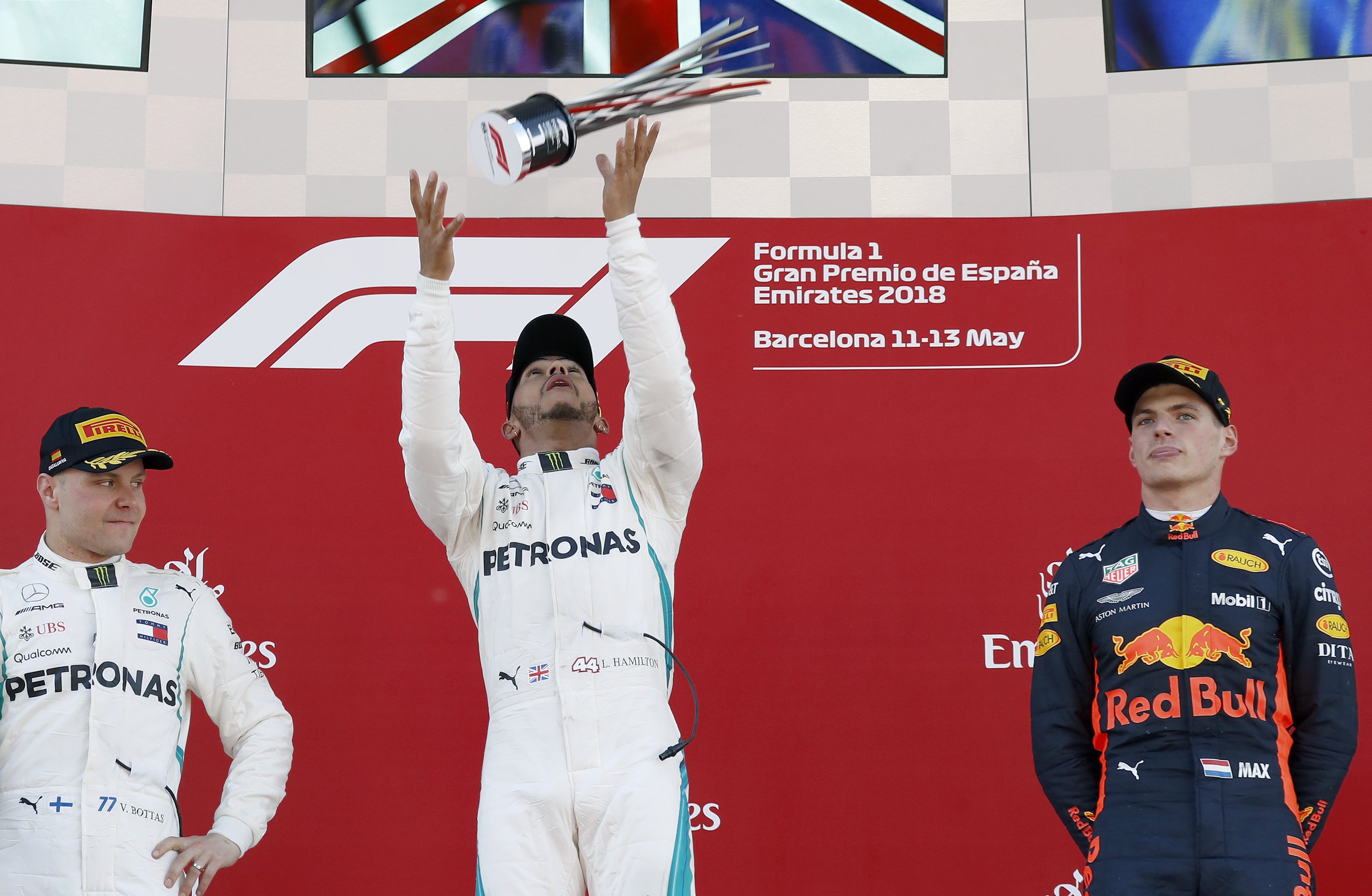 Hamilton se pasea y fulmina rivales en Catalunya