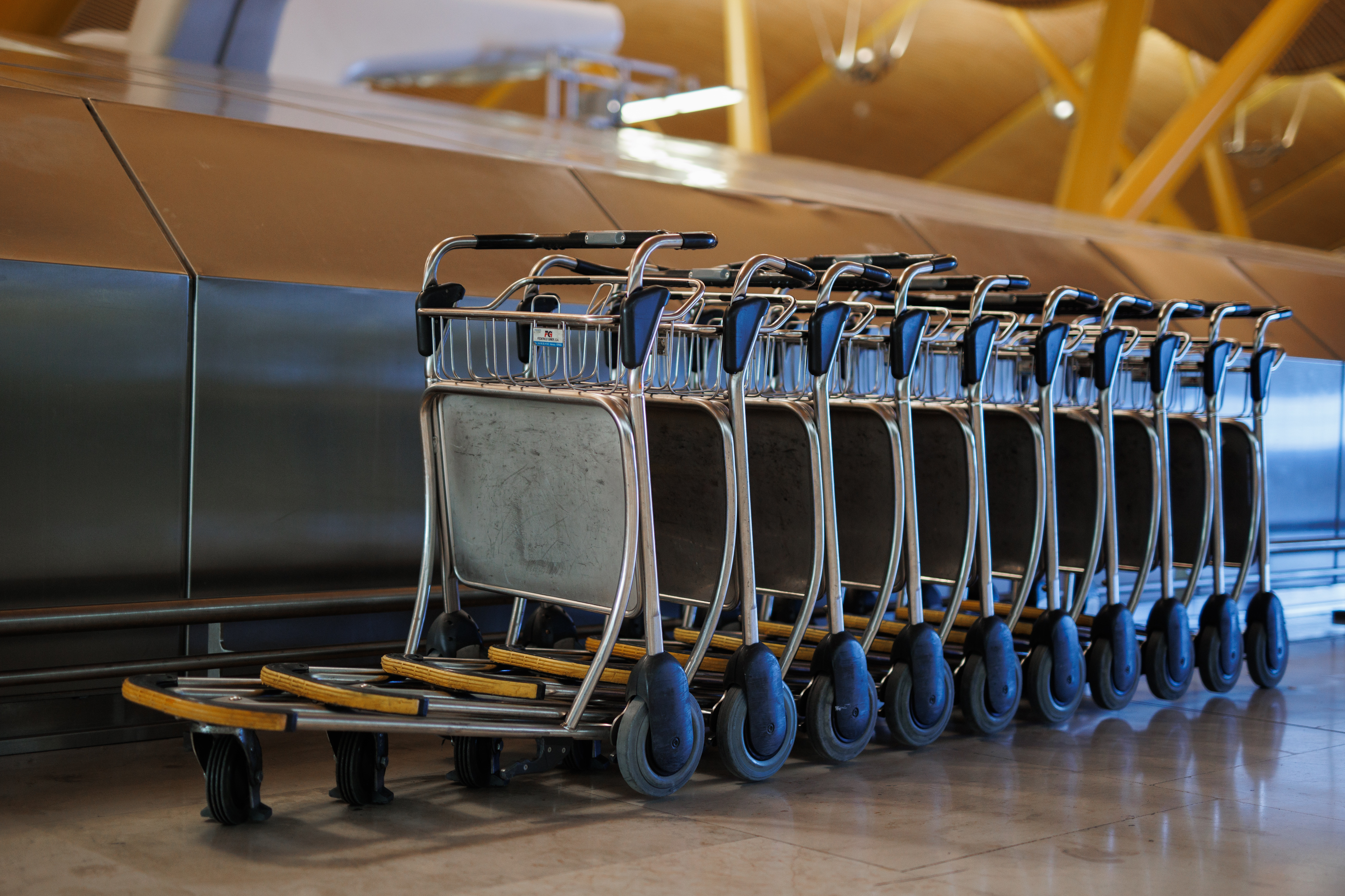EuropaPress 4894167 carros maletes t4 aeroport adolfo suarez madrid baralles 30 desembre 2022