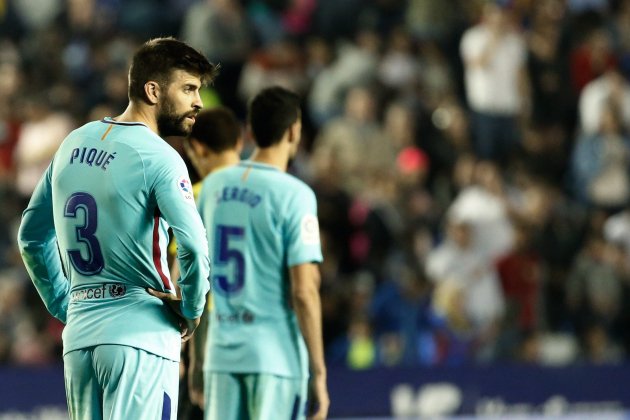 Piqué Busquets Barça Llevant EFE
