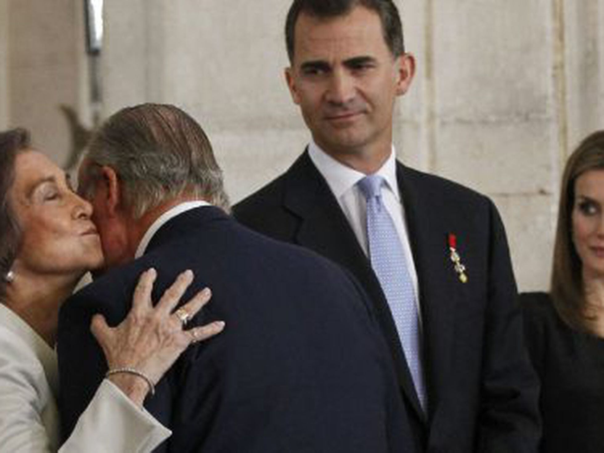Juan Carlos besa a Sofía 