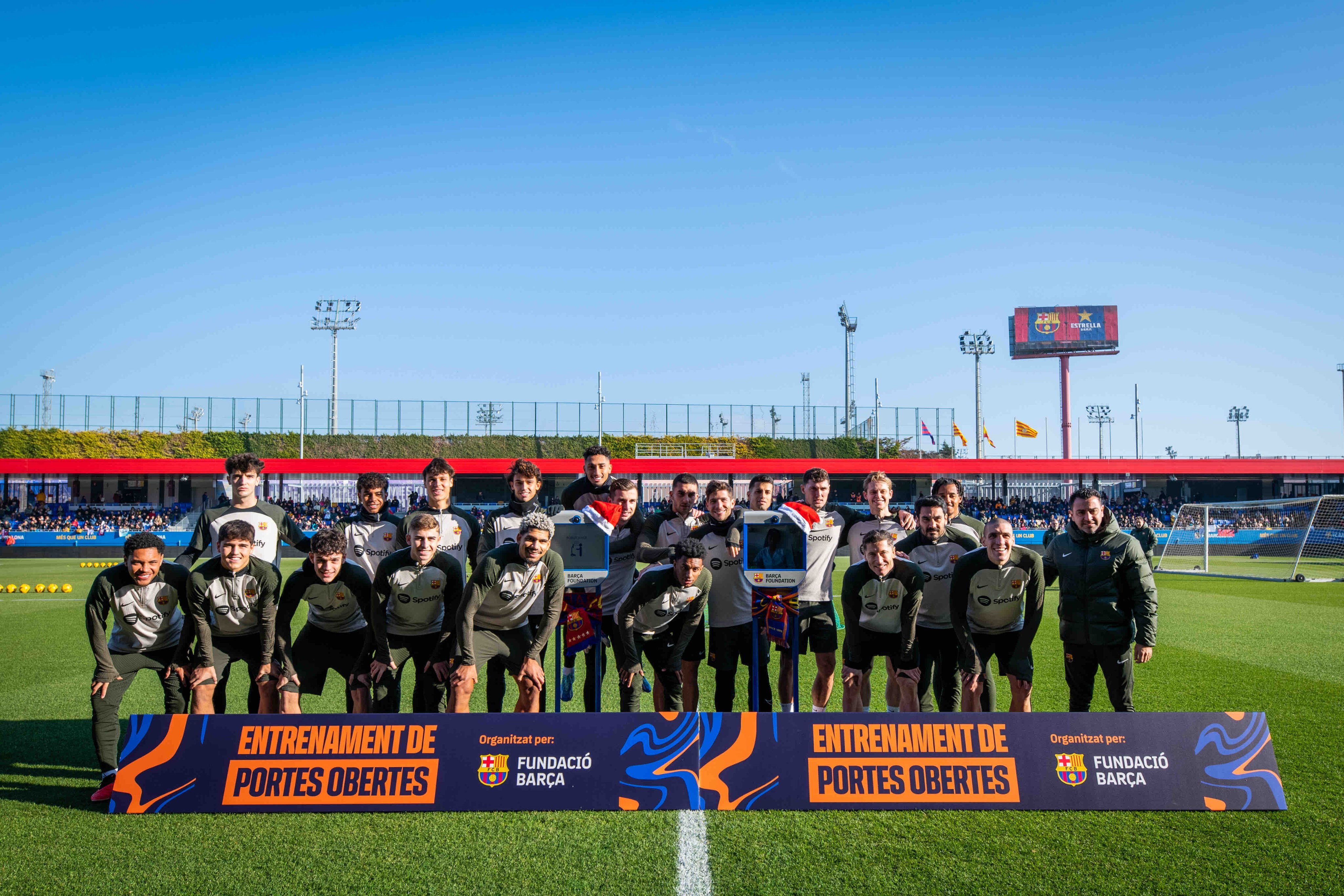 El Barça presumeix de Vitor Roque en el seu tradicional entrenament de portes obertes