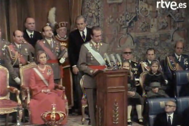 Juan Carlos y Sofía en la coronació TVE
