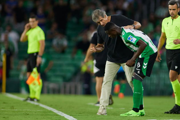 Luiz Henrique conversa amb Manuel Pellegrini abans de jugar un partit amb el Betis / Foto: Europa Press