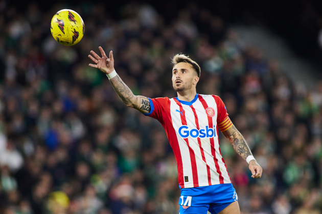 Aleix Garcia cogiendo un balón con el Girona / Foto: Europa Press