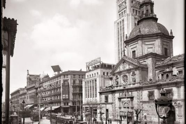 Fotografía toma|presa desde la primera planta de la tienda Al Capricho (circa). Font Pinterest