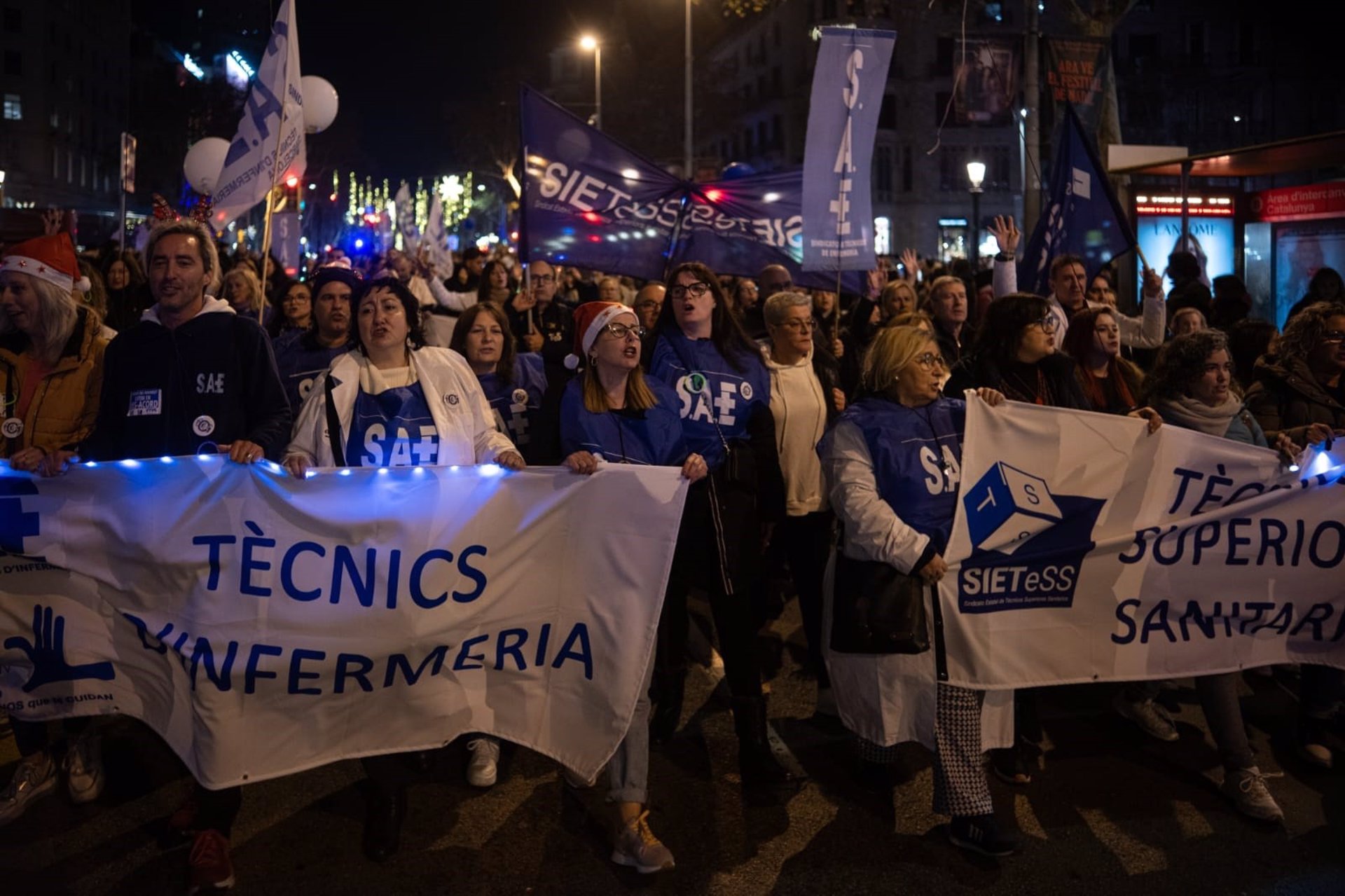 Uns 350 tècnics sanitaris tallen la Diagonal de Barcelona per a exigir millores laborals