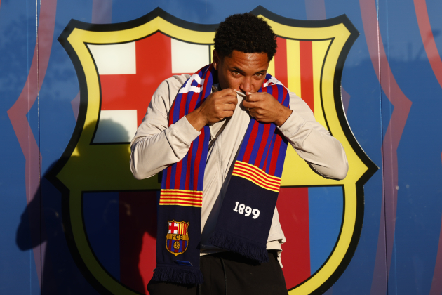 Vitor Roque besa el escudo del Barça en su primer dia en Barcelona / Foto: EFE