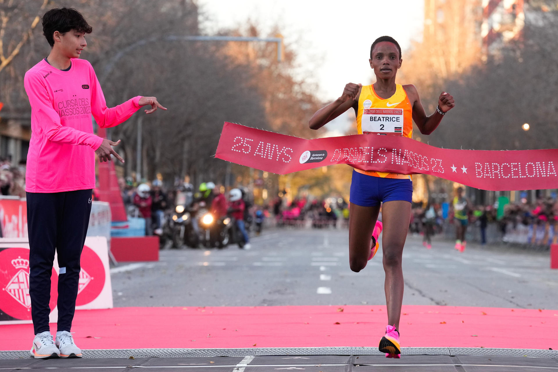 Chebet vuela a la Cursa dels Nassos y pulveriza el récord mundial femenino de 5 km