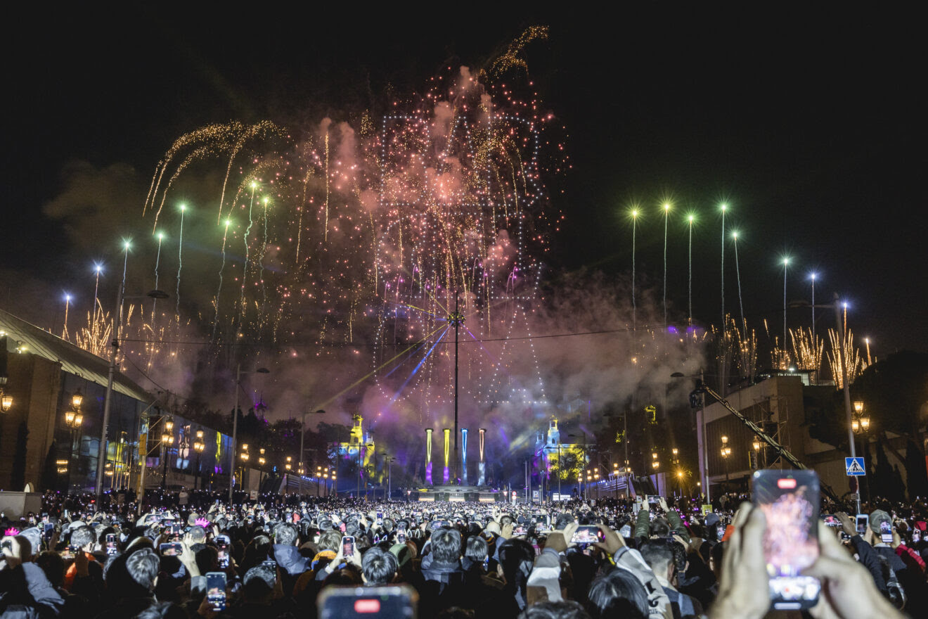 120.000 persones donen la benvinguda al 2024 a Barcelona: espectacle de drons i pirotècnia