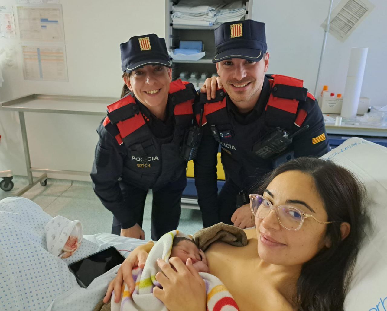 Una mujer da a luz una niña en un andén a la estación de Sants el primer día del año