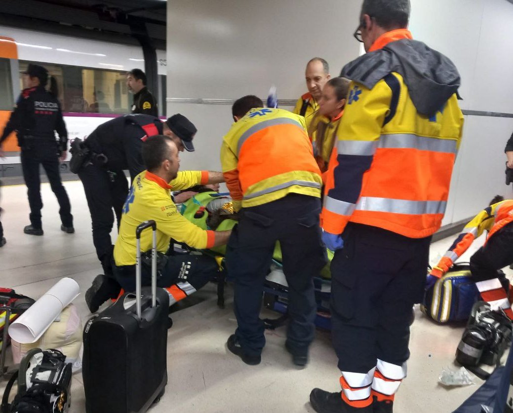 Una mujer pare a la estación de Sants Una mujer pare a la estación de Sants