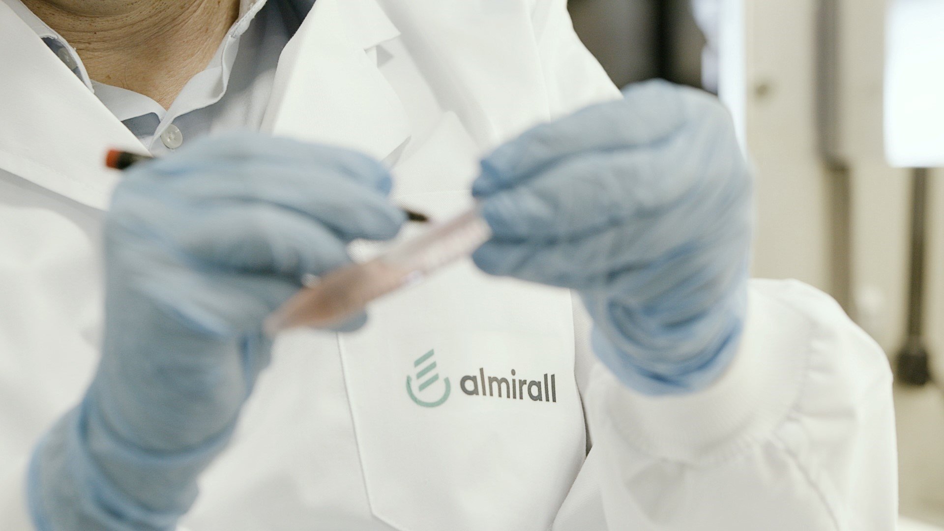 Almirall eleva un 57 su beneficio en el primer trimestre, unos 30,9