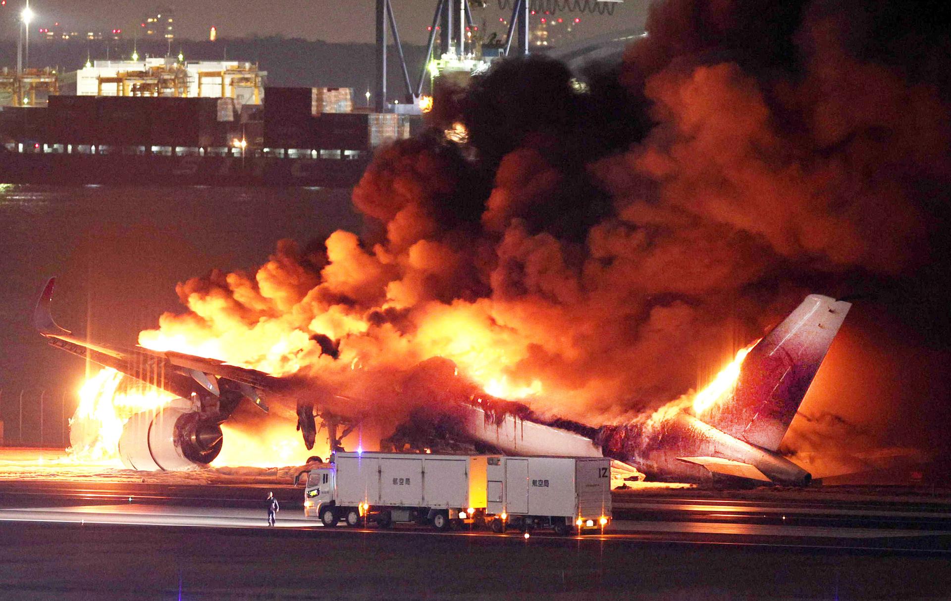 Un avión de Japan Airlines con 300 personas a bordo se incendia mientras aterrizaba en el aeropuerto de Tokio