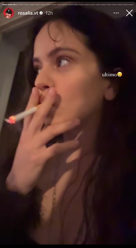 Rosalia fumando vía stories de Instagram Rosalia fumando vía stories de Instagram
