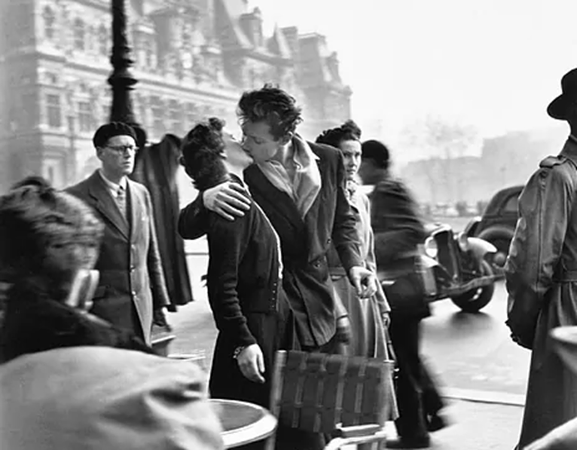 Muere Françoise Bornet, la protagonista de la icónica foto del beso de Robert Doisneau en París