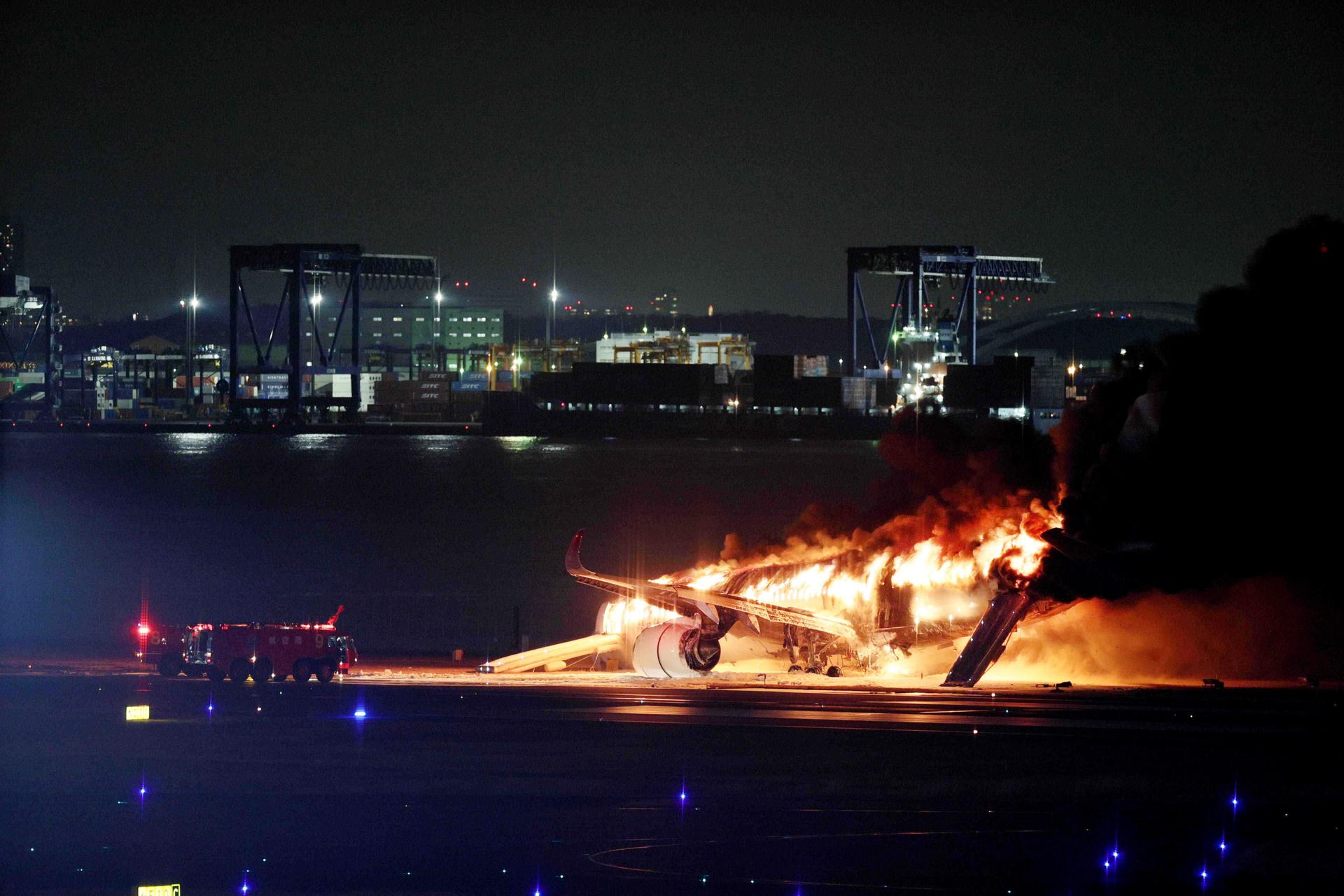 Así fue la evacuación milagro del avión incendiado en el aeropuerto de Tokio