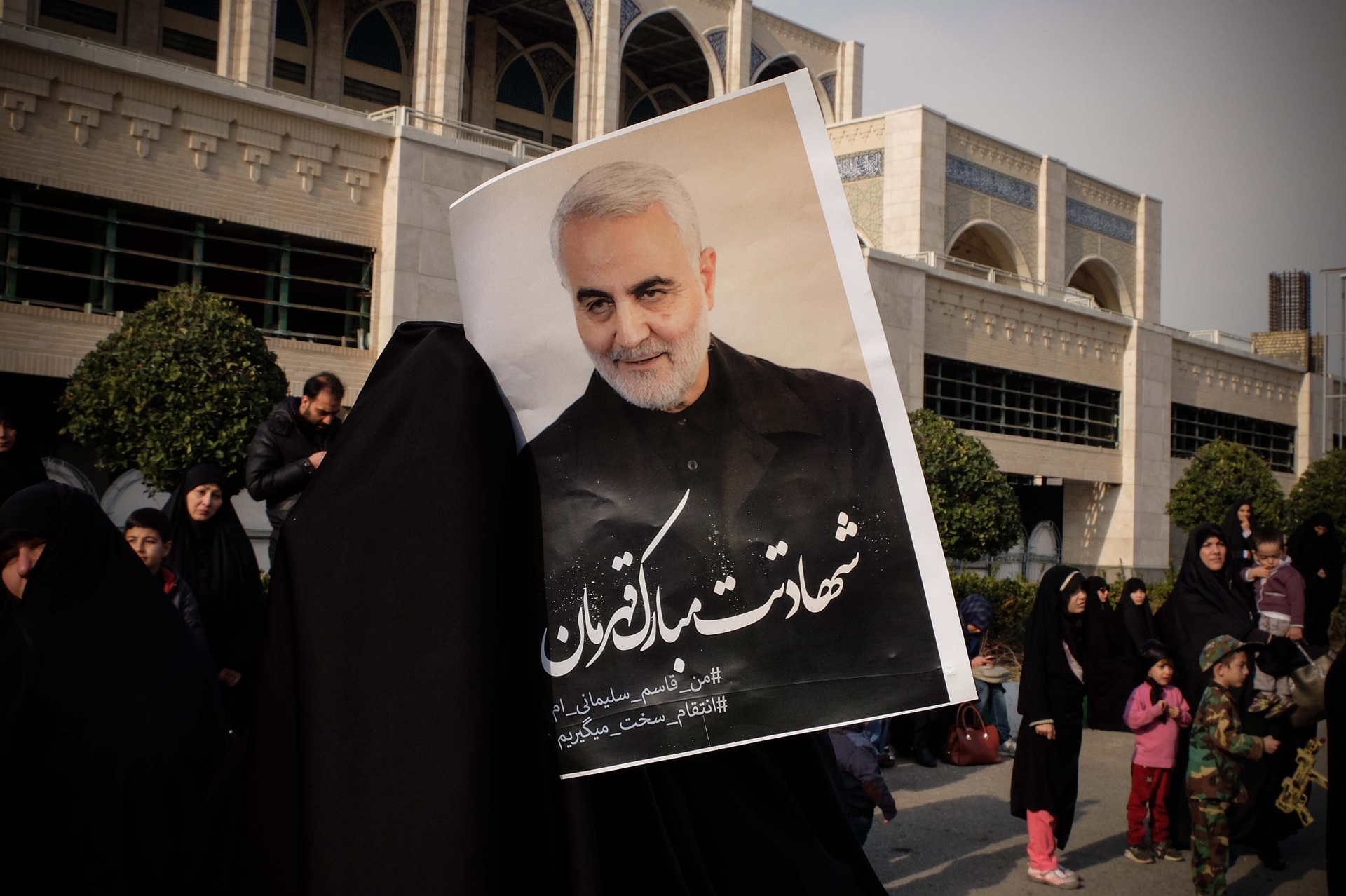Al menos un centenar de muertos en una doble explosión en Irán cerca de la tumba del general Soleimani