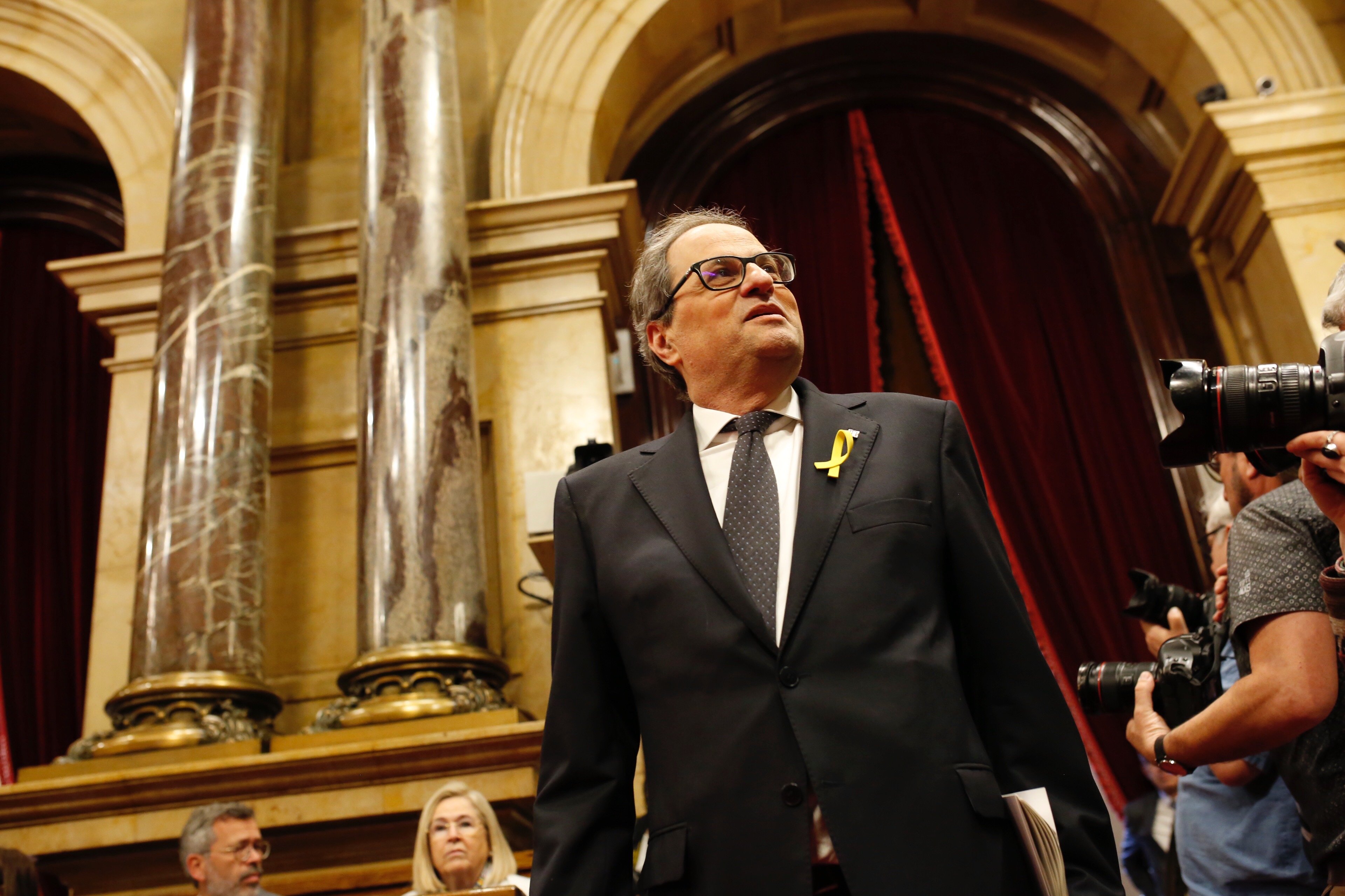 Una cinquantena de persones es manifesten contra Torra