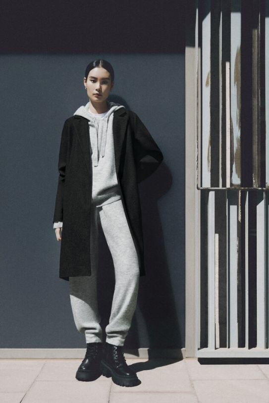 Cómodo y con cordones.