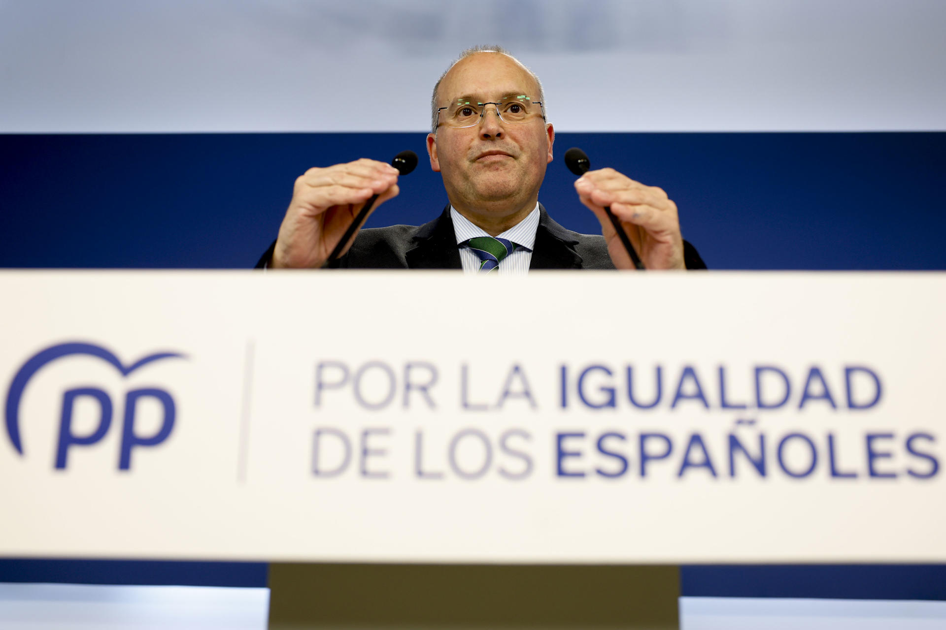 La calva de Tellado, protagonista de un nuevo enfrentamiento PP-PSOE