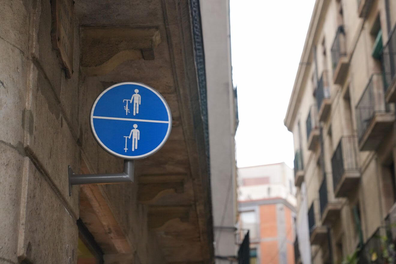En aquests carrers del districte de Ciutat Vella és obligatori baixar de la bicicleta o patinet