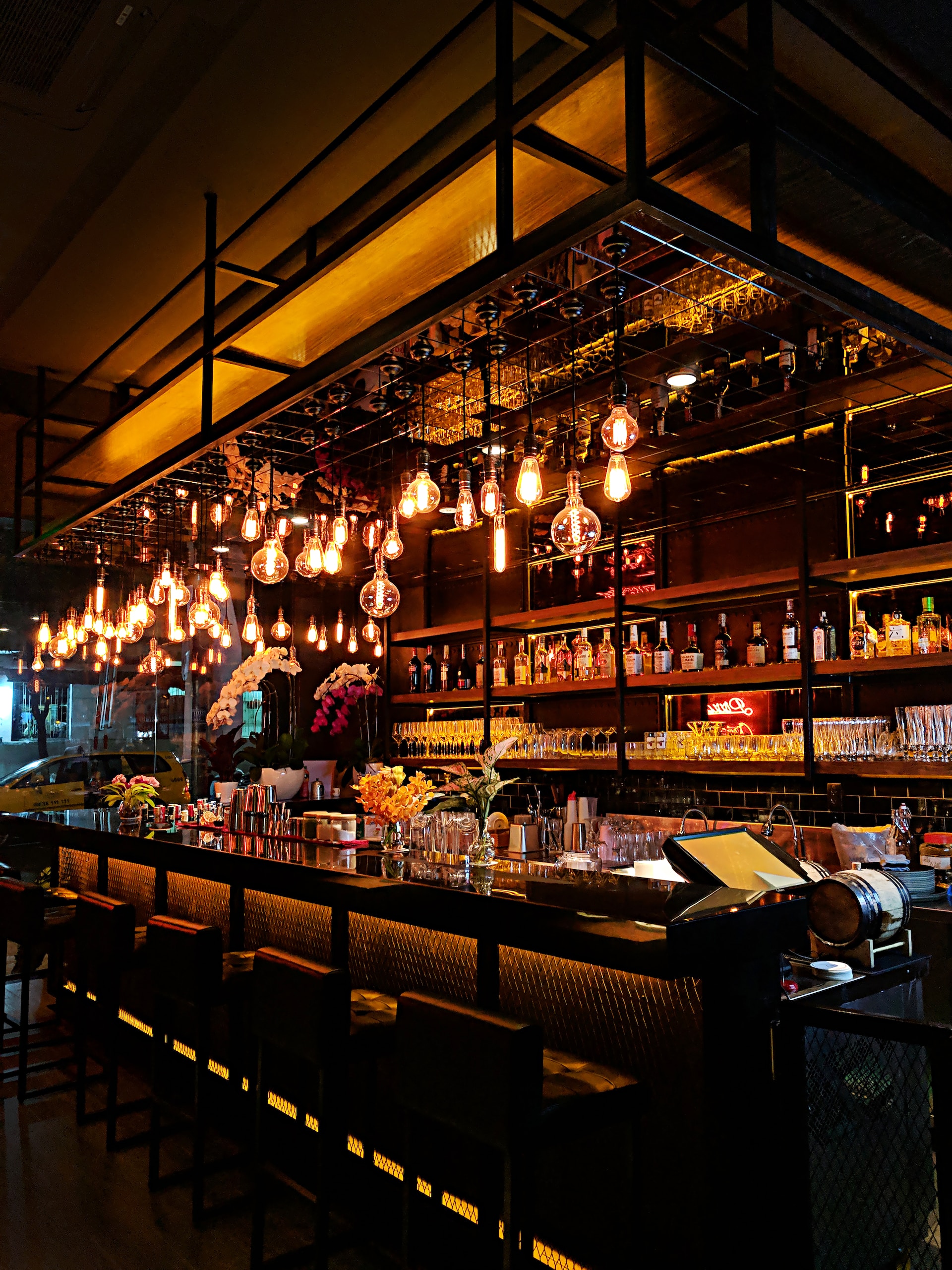 Las 5 cosas que nunca debes hacer en un bar: ¡los errores más comunes!
