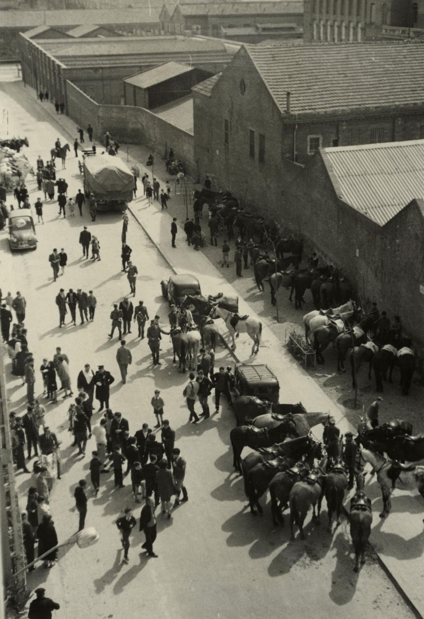1963 03 11 Concentració de gente y caballos por|para la festividad de Sant Medir en la calle de laso Panas (Anselm Cartañà Gómez) Archivo Històric de Sants