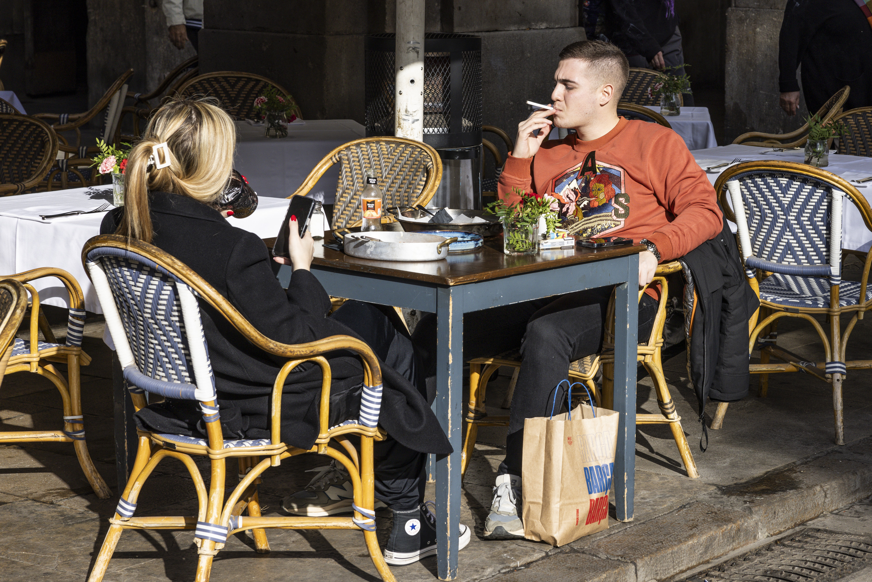 Aquest és el pla antitabac que vol prohibir fumar a les terrasses i disparar-ne els preus