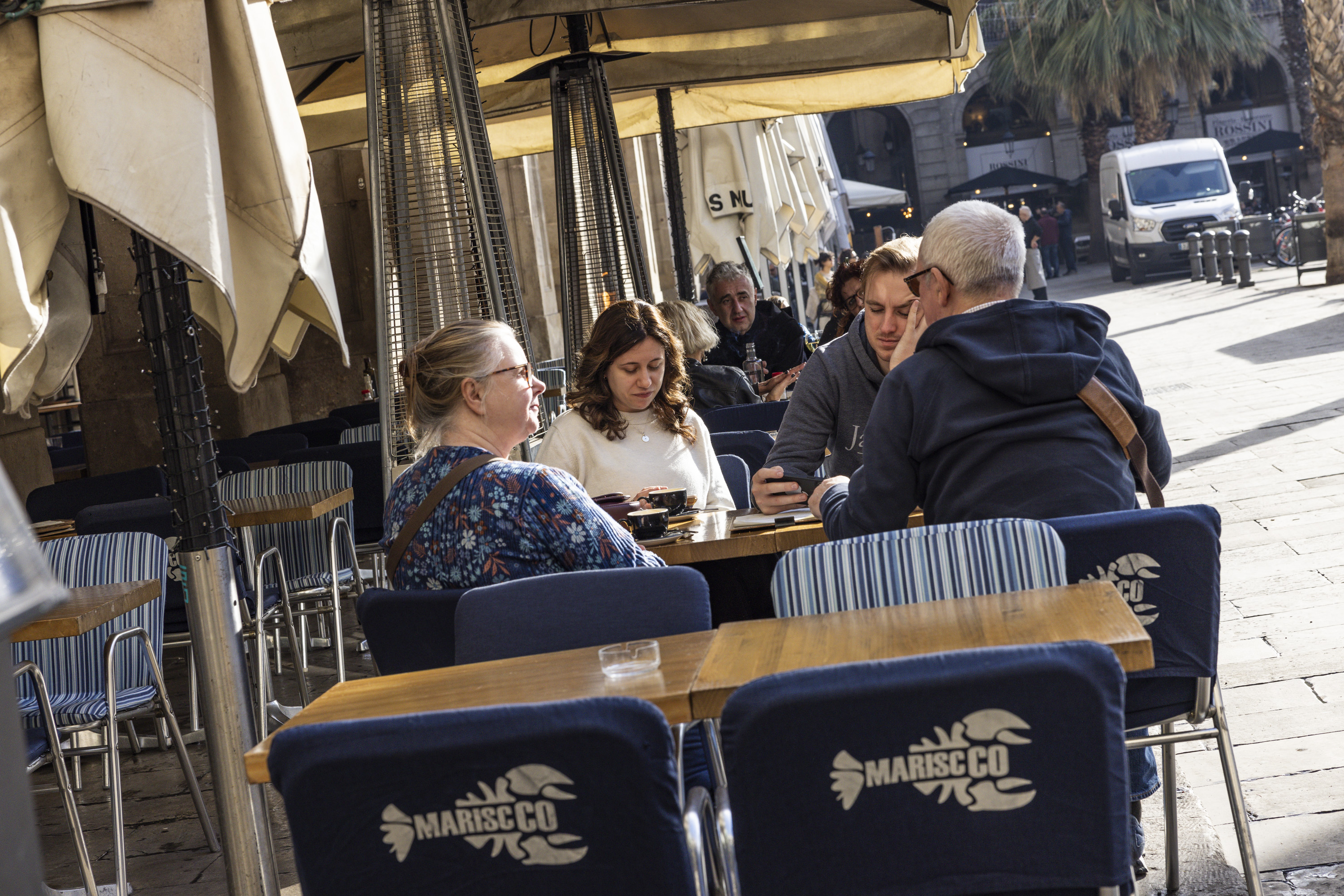 Collboni saca adelante la tasa de terrazas con Trias mientras avanzan las negociaciones con ERC y comuns